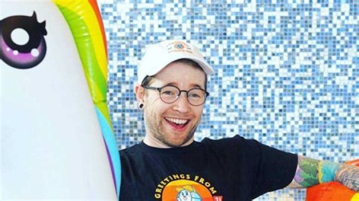 Where does dantdm live